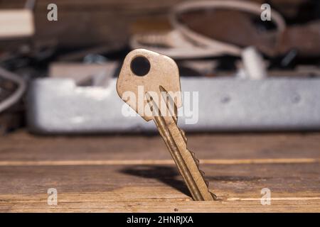 Schlüssel im Tisch stecken. Schlüssel auf Holzhintergrund. Sicherheits- und Sicherheitskonzept Stockfoto