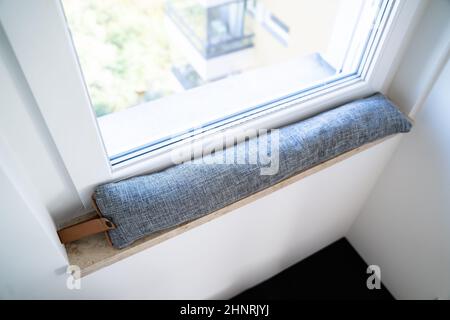 Entwurf der Abstreifdichtung unter Fenster blockieren kalte Luft von Unterwegs Stockfoto