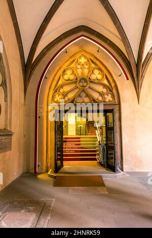 Detail des Sandsteinbogens im Kreuzgang der St. Stephan Kirche Stockfoto