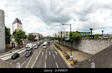 Blick auf die Mainzer Autobahn mit Blick auf die Rheingold-Halle Stockfoto