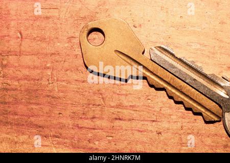 Schlüsselpaar isoliert auf Holzhintergrund, Sicherheits- und Sicherheitskonzept, Kopierraum Stockfoto