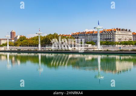 Fluss Rhone in Frankreich mit Blick auf das Zentrum von Nautique und die Altstadt Stockfoto