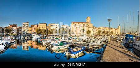 Yachten im blauen Wasser in die alte Stadt Port von La Ciotat, Viertel von Marseille, Frankreich, im Abendlicht Stockfoto