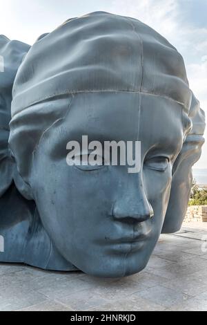 MuCEM Skulptur, drei Köpfe Skulptur in Fort St Jean Stockfoto