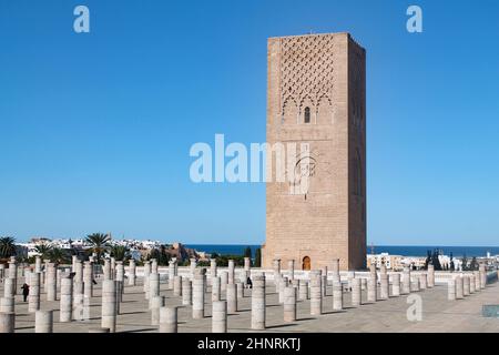 Hassan-Turm oder Tour Hassan, das Minarett einer unvollständigen Moschee in Rabat, Marokko. Der Turm sollte zusammen mit der Moschee das größte Minarett der Welt sein. Stockfoto