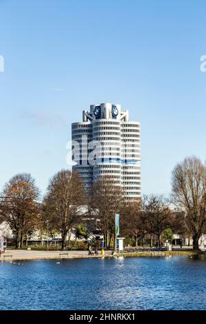 BMW-Vierzylinderturm in München. Stockfoto