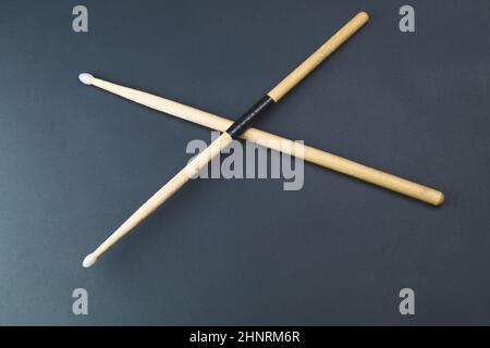 Ein Paar Holztrommeln isoliert auf Farbhintergrund. Kopierraum Stockfoto