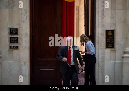 Washington, Vereinigte Staaten. 17th. Februar 2022. US-Senator Jim Risch (Republikaner von Idaho) verlässt Republicanâs politische Mittagessen des Senats im Russell Senate Office Building in Washington, DC, Donnerstag, 17. Februar 2022. Kredit: Rod Lampey/CNP/dpa/Alamy Live Nachrichten Stockfoto