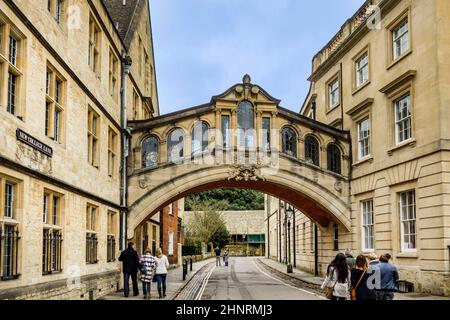 Menschen laufen unter der Seufzerbrücke in Oxford Stockfoto
