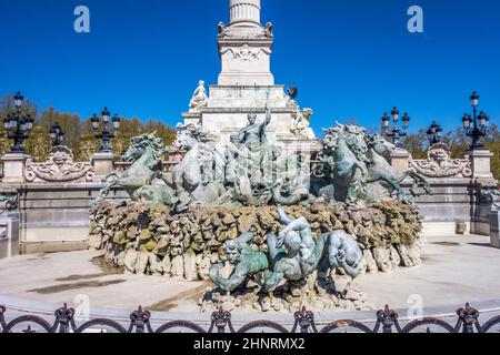 Säule mit Freiheitsstatue auf dem Girondindenkmal in Bordeaux Stockfoto