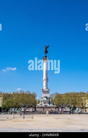 Säule mit Freiheitsstatue auf dem Girondindenkmal in Bordeaux Stockfoto