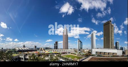 Messeturm und das Marriott Hotel neben dem Frankfurter Messegelände Stockfoto