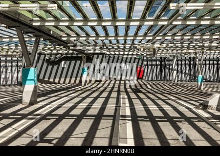 Parkhaus mit Schatten auf dem Frankfurter Messegelände Stockfoto