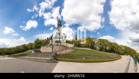 Touristen besuchen das Niederwalddenkmal Stockfoto