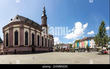 Blick auf den zentralen Marktplatz mit dreifaltigkeitskirche und alten Gebäuden in Worms, Deutschland Stockfoto