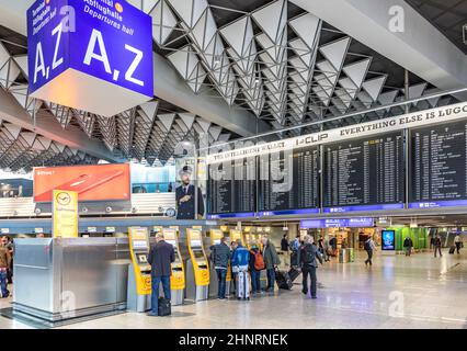 Personen im Inneren des internationalen Flughafens Frankfurt in der Abflughalle Stockfoto