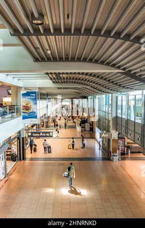 Die Leute eilen zum Tor im Terminal 2 in Hamburg Stockfoto