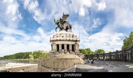 Panoramablick über den platz an der deutschen Ecke/ Deutsches Eck, Besucher besuchen das Denkmal von Kaiser Wilhelm Stockfoto