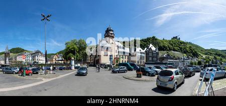 Auf dem Parkplatz parken die Menschen mit Blick auf die historische Altstadt von Bernkastel-Kues Stockfoto