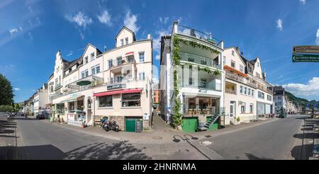 Blick auf Fassaden alter Fachwerkhäuser an der moselpromenade in Zell Stockfoto