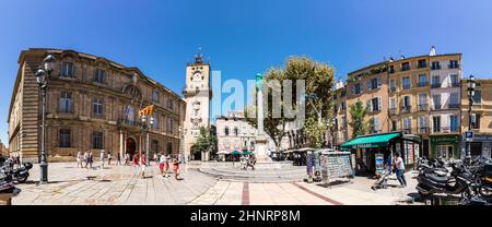 Besucher besuchen den zentralen Marktplatz mit dem berühmten Hotel de ville in Aix en Provence Stockfoto