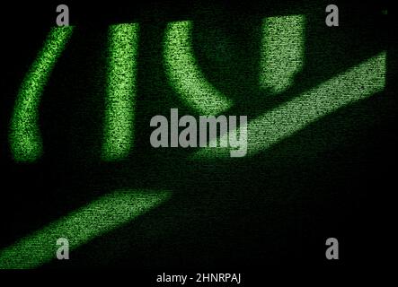 Abstrakte Schatten und Schrift wie grünes Licht, das im Nachmittagslicht durch das Fenster im Hintergrund des horizontalen Tagformats auf texturierte Fensterblenden scheint Stockfoto