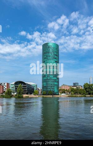 Neue West-Hafengebäude am Main in Frankfurt Stockfoto
