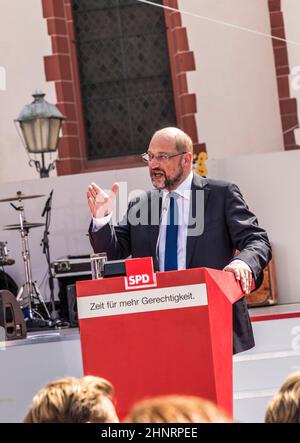 Martin Schulz, Kandidat für die deutsche Kanzlerin, hält eine Rede vor seinem Publikum Stockfoto