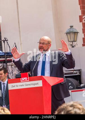 Martin Schulz, Kandidat für die deutsche Kanzlerin, hält eine Rede vor seinem Publikum Stockfoto