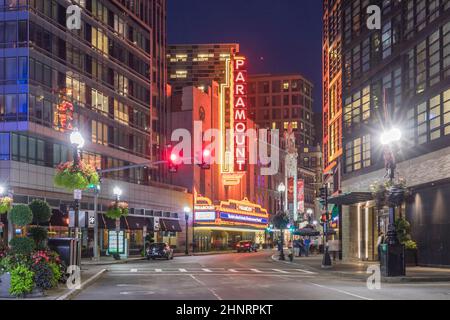 Blick auf das berühmte historische Theaterviertel in Boston bei Nacht Stockfoto