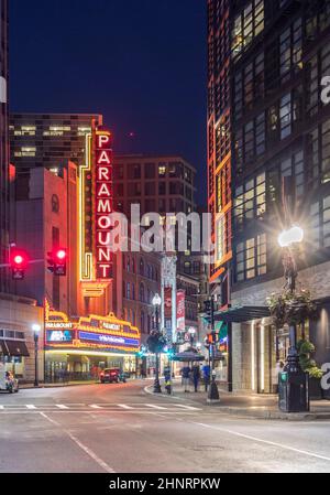 Blick auf das berühmte historische Theaterviertel in Boston bei Nacht Stockfoto