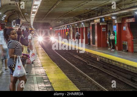 Die Leute warten auf die nächste Metro an der grünen Linie Station Stockfoto