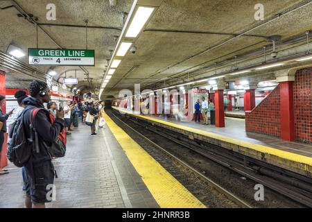 Die Leute warten auf die nächste Metro an der grünen Linie Station Stockfoto