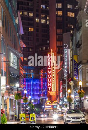 Blick auf das berühmte historische Theaterviertel in Boston bei Nacht Stockfoto