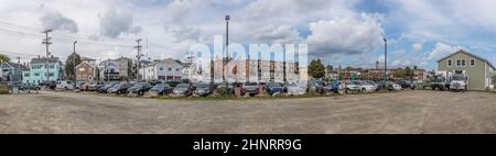 Große Hallen im Hafengebiet für die Hummerfischerei in Gloucester und Parkplatz Stockfoto