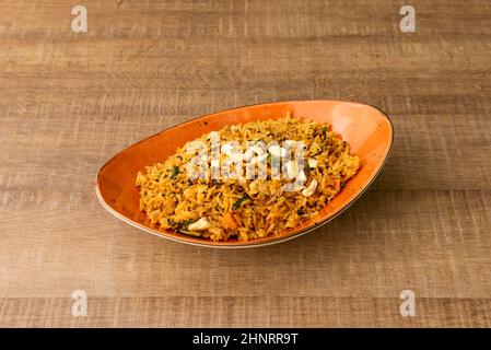 Nasi goreng ist ein typisches Reisgericht der indonesischen und malaiischen Küche, es ist eine Version von gebratenem Reis, was es in beiden Sprachen bedeutet Stockfoto