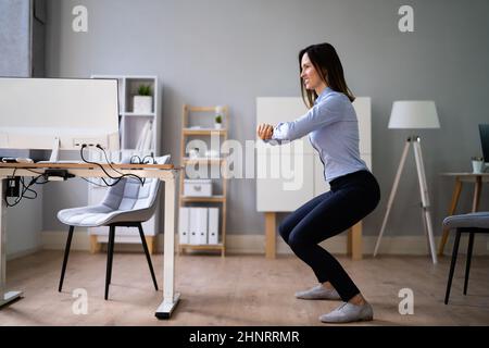 Übung Zum Aufsitzen Am Arbeitsplatz Am Schreibtisch Stockfoto