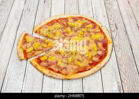 Einige Versionen dieser Pizza sind Speck, Garnelen, Kirschen, roter Paprika, Pilz, Zwiebeln oder jalapeños. Wie dem auch sei, die Ananas ist alwa Stockfoto