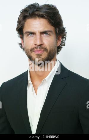 Madrid, Spanien. 17th. Februar 2022. Maxi Iglesias besucht den Harper's BAZAAR und Caudalie feiert die Fotozelle „Premier Cru Night Journey“. (Foto: Atilano Garcia/SOPA Images/Sipa USA) Quelle: SIPA USA/Alamy Live News Stockfoto