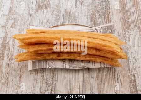 Teller mit einem Dutzend porras, typisch für ein spanisches Madrider Frühstück Stockfoto