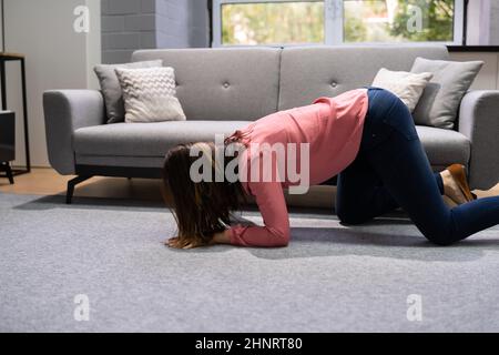 Habe Etwas Verloren Und Nach Dingen Gesucht. Schlüssel Werden Gesucht Stockfoto