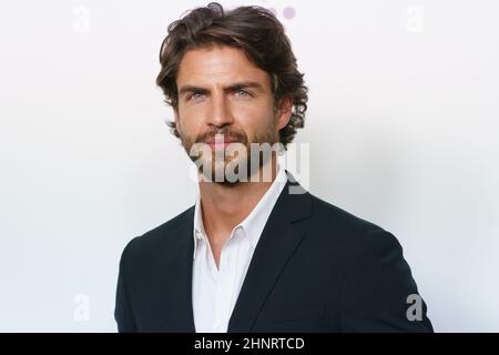 Madrid, Spanien. 17th. Februar 2022. Maxi Iglesias besucht den Harper's BAZAAR und Caudalie feiert die Fotozelle „Premier Cru Night Journey“. (Foto: Atilano Garcia/SOPA Images/Sipa USA) Quelle: SIPA USA/Alamy Live News Stockfoto