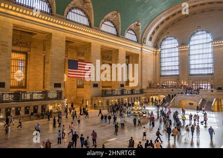 Die Menschen bewegen sich im Inneren der Haupthalle am historischen Grand Central Terminal Stockfoto