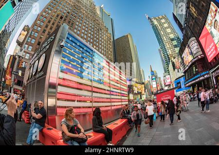 Neon-Werbung für Nachrichten, Marken und Theater am Times Square am späten Nachmittag Stockfoto