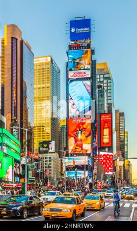 Menschen genießen Times Square mit Neon-Werbung von Nachrichten, Marken und Theater Stockfoto