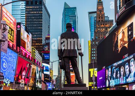 Neon-Werbung für Nachrichten, Marken und Theater am Times Square mit der Statue von George M. Cohan am frühen Morgen. Stockfoto