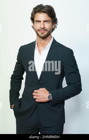 Madrid, Spanien. 17th. Februar 2022. Maxi Iglesias besucht den Harper's BAZAAR und Caudalie feiert die Fotozelle „Premier Cru Night Journey“. (Foto: Atilano Garcia/SOPA Images/Sipa USA) Quelle: SIPA USA/Alamy Live News Stockfoto