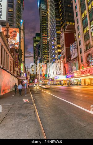 Neon-Werbung für Nachrichten, Marken und Theater am Times Square in den frühen Morgenstunden Stockfoto