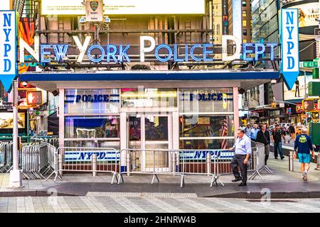 Die Polizeistation der New Yorker Polizei am Times Square am späten Nachmittag Stockfoto