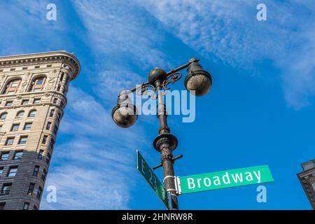 Flatiron-Gebäude in Manhattan mit Straßenschild Broadway Stockfoto